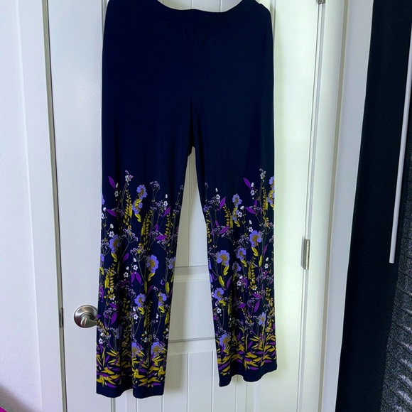 Size medium palazzo pants (can fit a size large) - Picture 6 of 8